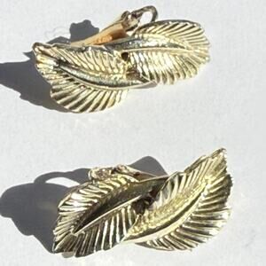 Coro‎ vintage leaf clip‑on earrings – gold‑tone, fall autumn